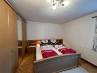 Łóżko lub łóżka w pokoju w obiekcie Apartment Bauernhof Gasteg-3 by Interhome