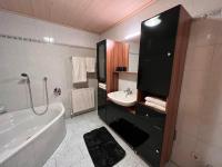 Łazienka w obiekcie Apartment Bauernhof Gasteg-3 by Interhome