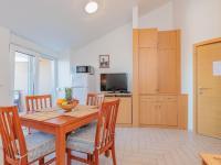 Televízia a/alebo spoločenská miestnosť v ubytovaní Apartment Mlasina-6 by Interhome