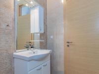 Kúpeľňa v ubytovaní Apartment Mlasina-6 by Interhome