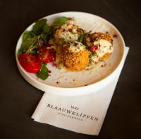 uma tigela de comida em cima de um cardápio em Blaauwklippen Manor by NEWMARK em Stellenbosch