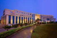ガーズィヤーバードにあるThe Gaurs Sarovar Premiereの夜の青い窓のある大きな建物