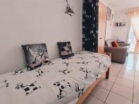 Posteľ alebo postele v izbe v ubytovaní Studio cosy avec jardinet, parking privatif et WiFi gratuit - Proche Thermes et Étang de Thau - FR-1-503-148