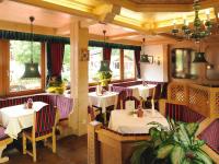 A restaurant or other place to eat at Hotel Neue Post
