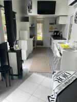 Luxus Tiny House Saagalaにあるキッチンまたは簡易キッチン