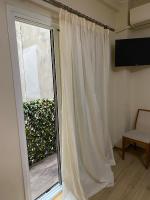Televízia a/alebo spoločenská miestnosť v ubytovaní Downtown apartment