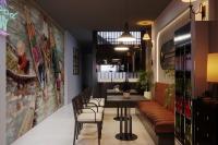 Un comedor con mesa y sillas en Awesome Hanoi Hostel, en Hanói