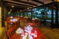 Un restaurant u otro lugar para comer en Waya Island Resort
