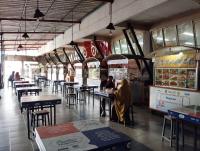 zwei Personen, die in einem Restaurant an Tischen sitzen in der Unterkunft Hotel Syariah Selamat Sukabumi in Sukabumi