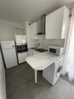 a white kitchen with a sink and a microwave at Appartement 4P, au pied de toute commodité in Créteil