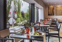 uma fileira de mesas e cadeiras com pratos de comida em Yard Resort em Předboj