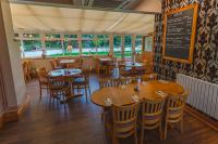 En restaurant eller et andet spisested på Eyre arms