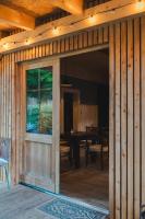 uma porta aberta para uma sala de jantar com uma mesa em PRIMÁTOR CAMPING RESORT LITOMYŠL em Litomyšl