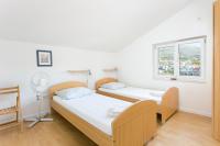 Posteľ alebo postele v izbe v ubytovaní Family friendly apartments with a swimming pool Seget Vranjica, Trogir - 14409