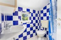 Kúpeľňa v ubytovaní Family friendly apartments with a swimming pool Seget Vranjica, Trogir - 14409