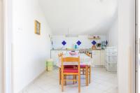 Kuchyňa alebo kuchynka v ubytovaní Family friendly apartments with a swimming pool Seget Vranjica, Trogir - 14409