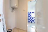 Kúpeľňa v ubytovaní Family friendly apartments with a swimming pool Seget Vranjica, Trogir - 14409