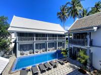 ルアンパバーンにあるLuangPrabang Pearl Hotelのスイミングプール付きのヴィラの空中ビュー