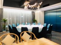 uma sala de conferências com uma mesa branca e cadeiras azuis em Hamps Hotel ShenZhen em Shenzhen