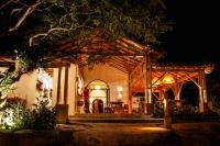 un edificio con un padiglione in legno di notte di Hotel Auen Posada Andina a La Unión