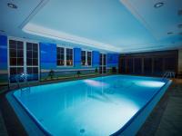 una gran piscina en un edificio con una iluminación azul en Hotel Verde, en Koszalin