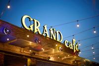 um letreiro de neon no topo de um restaurante em Hotel Grand Saigon em Cidade de Ho Chi Minh