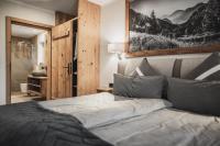 Postel nebo postele na pokoji v ubytování Chalet BERGSUCHT in Ruhpolding Bayern, Traumlage am sonnigen Südhang, kostenlose Parkplätze, schnelles WLAN, ruhige Sackgasse, NETFLIX inklusive