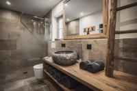 Koupelna v ubytování Chalet BERGSUCHT in Ruhpolding Bayern, Traumlage am sonnigen Südhang, kostenlose Parkplätze, schnelles WLAN, ruhige Sackgasse, NETFLIX inklusive