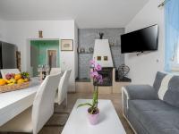 Telewizja i/lub zestaw kina domowego w obiekcie Villa St Nikola with jacuzzi and private swimming pool