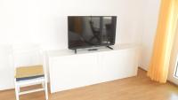 Televízia a/alebo spoločenská miestnosť v ubytovaní Apartments Aba