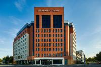 Un edificio con un cartel en la parte superior. en Leonardo Hotel Swindon, en Swindon
