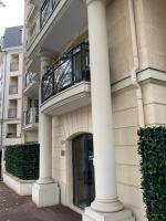 a building with columns and a revolving door at Lieu de ressourcement à Robinson in Le Plessis-Robinson