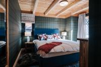 Posteľ alebo postele v izbe v ubytovaní Villa Swiss na wyłączność - jacuzzi, sauna, bilard