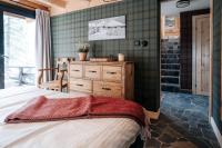 Posteľ alebo postele v izbe v ubytovaní Villa Swiss na wyłączność - jacuzzi, sauna, bilard