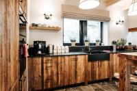 Kuchyňa alebo kuchynka v ubytovaní Villa Swiss na wyłączność - jacuzzi, sauna, bilard