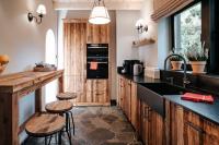 Kuchyňa alebo kuchynka v ubytovaní Villa Swiss na wyłączność - jacuzzi, sauna, bilard