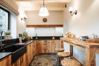 Kuchyňa alebo kuchynka v ubytovaní Villa Swiss na wyłączność - jacuzzi, sauna, bilard