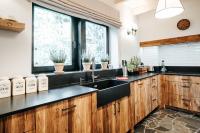 Kuchyňa alebo kuchynka v ubytovaní Villa Swiss na wyłączność - jacuzzi, sauna, bilard