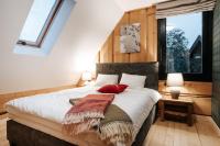 Posteľ alebo postele v izbe v ubytovaní Villa Swiss na wyłączność - jacuzzi, sauna, bilard