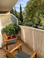 Un balcon sau o teras&#x103; la TILIA JOURDAN-Studio Cosy Aix Centre-Cours MIRABEAU-PARKING-WIFI-SMART TV-RUE CALME