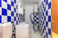 Kúpeľňa v ubytovaní Family friendly apartments with a swimming pool Seget Vranjica, Trogir - 14409