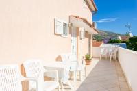 Balkón alebo terasa v ubytovaní Family friendly apartments with a swimming pool Seget Vranjica, Trogir - 14409
