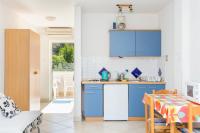 Kuchyňa alebo kuchynka v ubytovaní Family friendly apartments with a swimming pool Seget Vranjica, Trogir - 14409