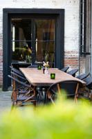 een houten tafel met stoelen voor een gebouw bij Imperial Hotel + Restaurant in Amador City