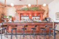 een bar met zwarte krukken ervoor bij Imperial Hotel + Restaurant in Amador City