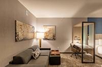 una sala de estar con un sofá y una cama en SpringHill Suites by Marriott Dallas McKinney, en McKinney
