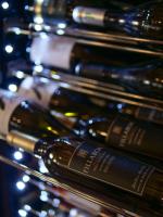 グラナダにあるAlhambra Palace Hotelの棚に一本のワイン