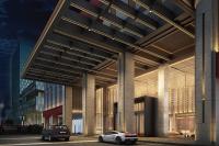 Dos coches aparcados delante de un edificio en Wuhan Marriott Hotel Hankou, en Wuhan