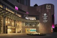 南寧市にあるNa Lotus Hotel, a Luxury Collection Hotel, Nanningの夜にライトが点灯する大きな建物