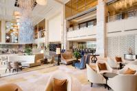 胶州青岛胶州绿城喜来登酒店的酒店大堂，摆放着椅子和桌子